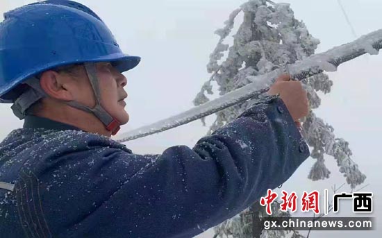 2月20日，广西桂林供电局输电管理所人员在位于资源县内的110千伏中两线46号塔现场观察融冰情况。唐增航 摄