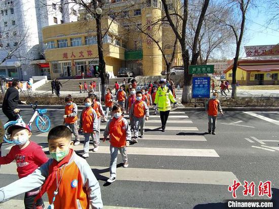 刘继荣护送学生过马路。资料图　受访者提供