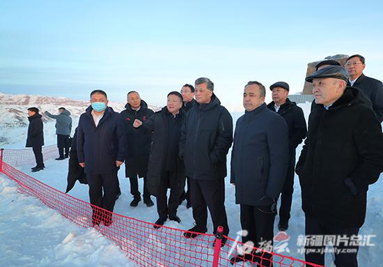 2月19日，自治区党委书记马兴瑞在阿勒泰市将军山国际滑雪度假区，了解冰雪产业发展规划、冰雪经济发展等情况。石榴云/新疆日报记者 崔志坚摄