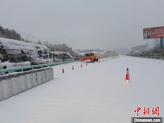 贵州积雪最深12厘米 网友调侃：最“二”的日子实现看雪自由