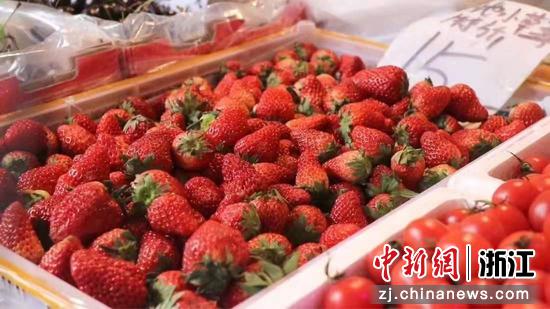 浙江温州在售的草莓 章温曦 摄