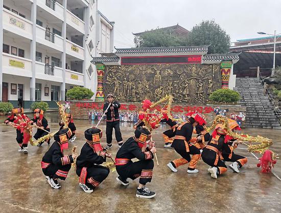 陶振喜正在教学生跳香龙舞。文永红  摄