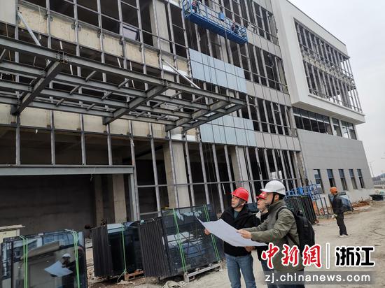 叶伟昌（右一）赴灵峰现代产业园示范区建设工地查看施工情况。  受访者供图