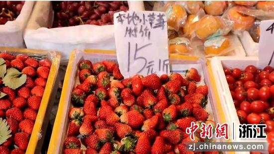浙江温州在售的本地小草莓特价15元每斤 章温曦 摄