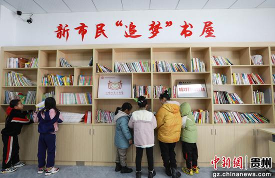 小朋友正在书架前挑选图书。刘梦 摄