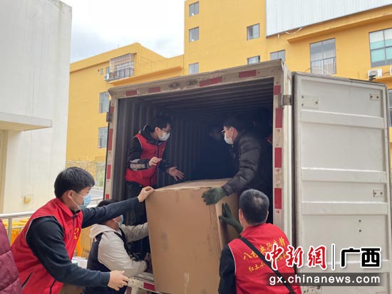 人民银行百色市中心支行青年志愿者在搬运隔离物资。刘桂武 摄