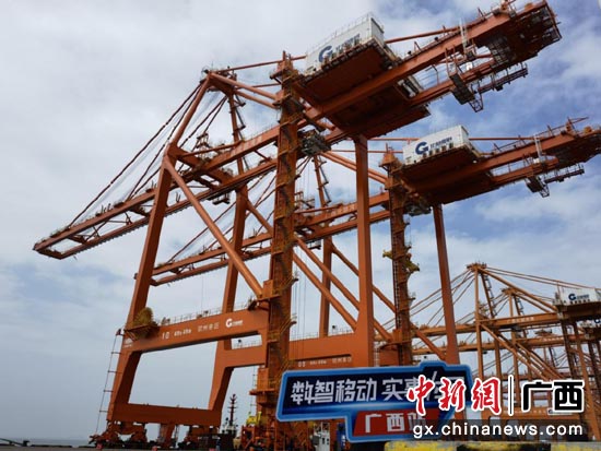 钦州港集装箱码头岸桥上安装了5G高清摄像头。