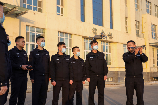 新疆边检站北疆轮训大队对培训民警开展无人机教学