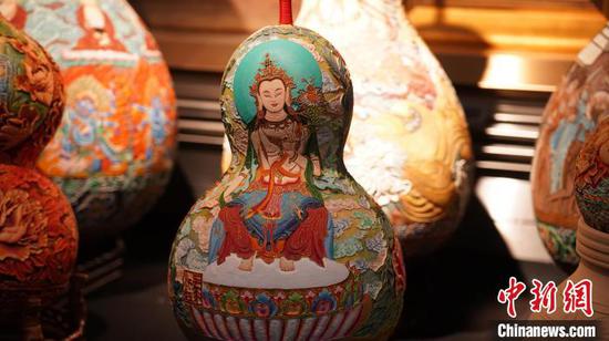 千年壁画，在马江红的手中呈现在一个个大小不一的葫芦上，鲜活而又惊艳。　左丹丹 摄