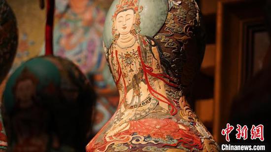 马江红创作的葫芦壁画作品。　左丹丹 摄
