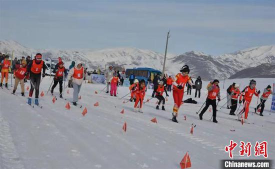 新疆青少年越野滑雪锦标赛在有着“中国雪都”之称的阿勒泰市拉开帷幕，百余名青少年选手参赛。　胡俊秀　摄