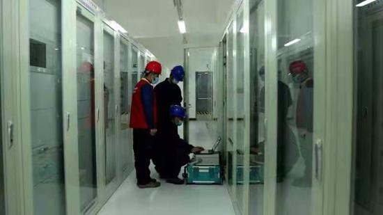 2月26日，在鄯善750千伏变电站工程现场复工第一日，施工人员正在进行继电保护装置校验。 周萍 摄