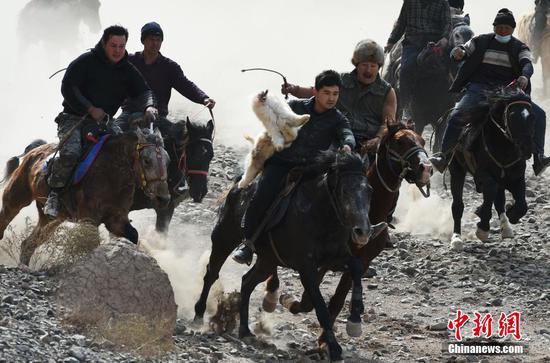 新疆吐鲁番举行叼羊比赛 惊险刺激