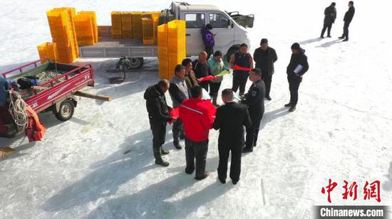 眼下，新疆博湖县渔政执法人员正深入博斯腾湖周边开展行执法检查。　达来 摄