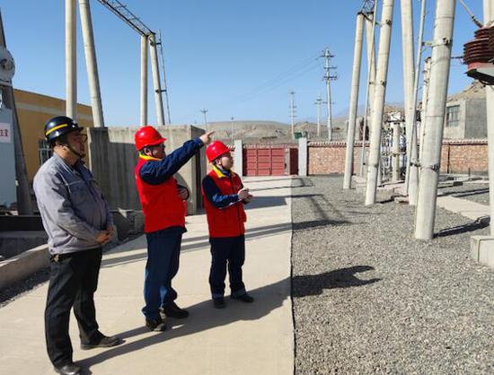 2月27日，国网吐鲁番供电公司党员服务队员张红权、马超到35千伏221团变电站检查计量设备运行情况。李莉莉 摄