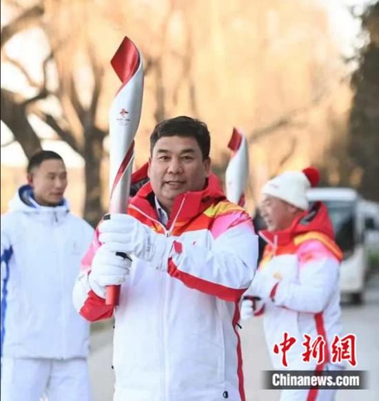 库尔班·尼亚孜作为北京冬奥会火炬传递颐和园站点第20号火炬手，完成火炬接力任务。受访者供图