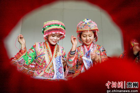 3月1日，在贵州省黔西市红林乡鱼塘村杨娟刺绣专业合作社，绣娘们正在制作苗绣产品——刺绣。