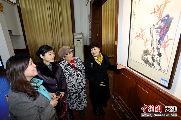  天津女子画院院长爱新觉罗·梦玉与女画家罗凌、陈莉、王洪春在画展现场交流艺术创作。