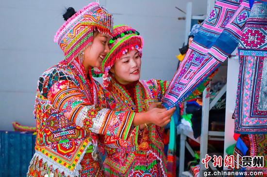 3月1日，在贵州省黔西市红林乡鱼塘村杨娟刺绣专业合作社，绣娘们正在欣赏自己的苗绣作品——刺绣。