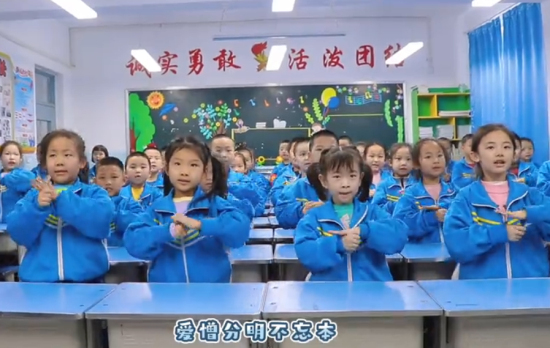 新疆昌吉州小學生唱響“學習雷鋒好榜樣”