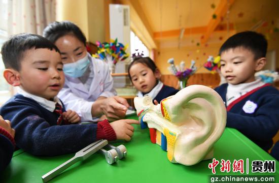 3月3日，在贵阳市南明区稚雅幼儿园内，医生正在给小朋友们普及爱耳护耳知识。4