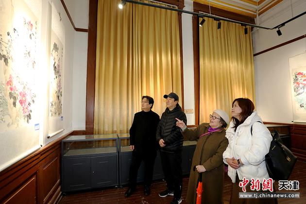 翟鸿涛等在画展现场观看作品。