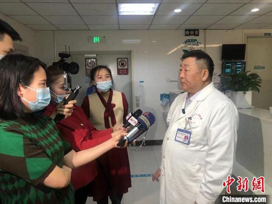 新疆维吾尔自治区人民医院心血管内科主任医师李国庆接受记者采访。　陶拴科 摄
