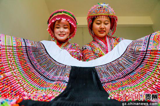 3月1日，在贵州省黔西市红林乡鱼塘村杨娟刺绣专业合作社，绣娘们正在检查刺绣成品的质量 。