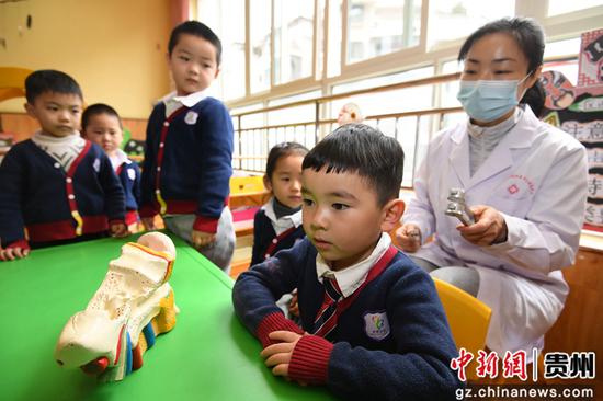 3月3日，贵阳市南明区望城街道社区卫生服务中心的医生正通过听觉检查音叉检测小朋友们的听觉。