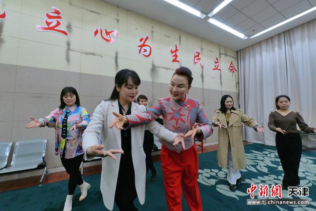 3月3日，评剧表演艺术家曾昭娟（中）指导学员动作技巧。 中新社记者 佟郁 摄