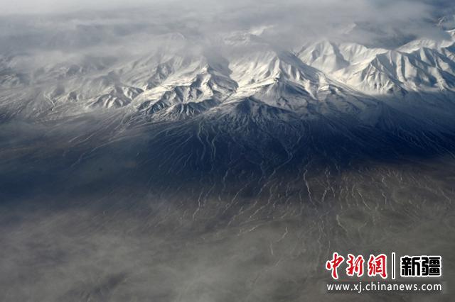 　　2022年3月3日，在航班上，从万里高空俯瞰新疆天山，蓝天下的天山壮美而雄奇，阳光下的大地沧桑且辽阔。确·胡热 摄