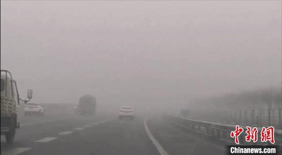 乌奎高速因浓雾天气，不具备通行条件，自昌吉东立交桥至塔西河立交桥实行双向交通管制、分流。　新疆交通警察总队高等级公路支队提供