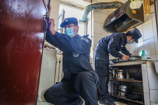 乌鲁木齐铁路公安局哈密公安处特警支队民警在退休老同志家中帮忙打扫卫生。