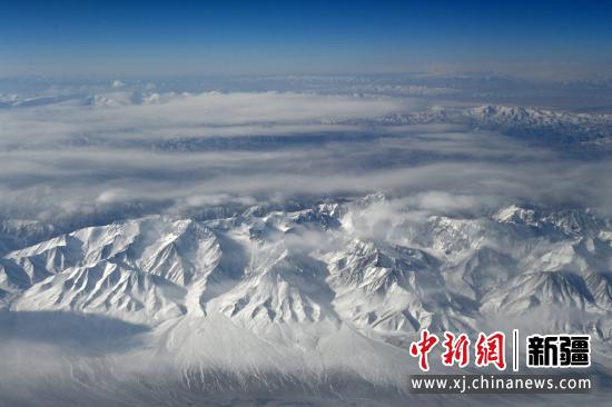 2022年3月3日，在航班上，从万里高空俯瞰新疆天山，蓝天下的天山壮美而雄奇，阳光下的大地沧桑且辽阔。确·胡热 摄