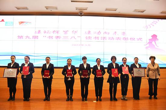 新疆总工会党组成员、副主席马雪梅(右一)为获奖优秀女职工颁奖合影。