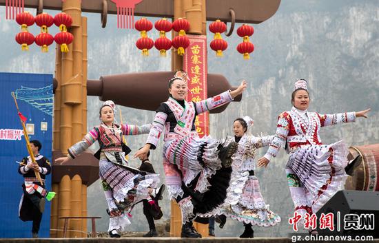 3月4日，贵州省黔西市新仁苗族乡化屋村同心广场，化屋村村民为前来参加活动的妇女表演化屋苗族文化空间。