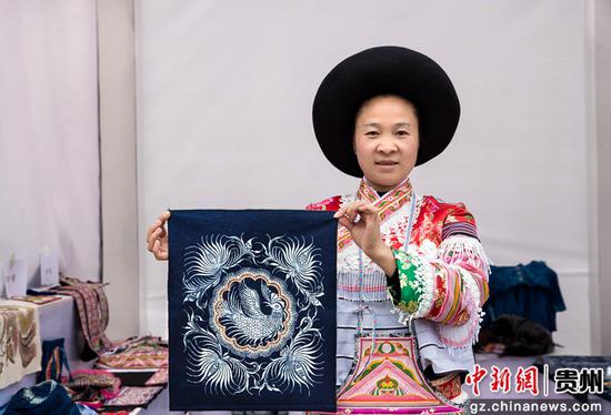 3月4日，贵州省黔西市新仁苗族乡化屋村同心广场，来自纳雍县的绣娘展示苗绣产品。