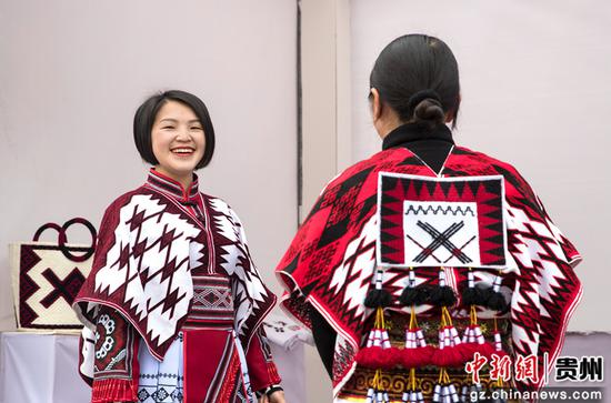 3月4日，贵州省黔西市新仁苗族乡化屋村同心广场，来自赫章县的绣娘展示苗绣服饰。