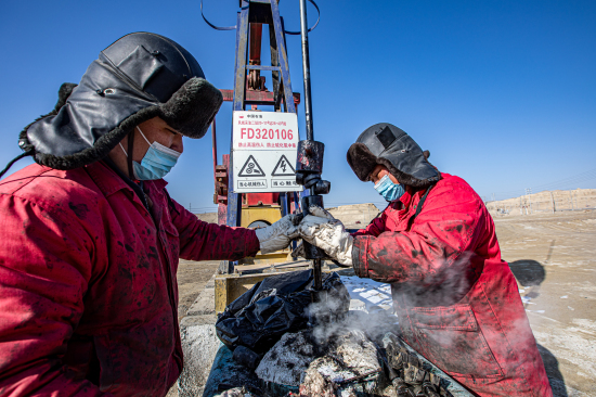 新疆油田员工对抽油机进行更换盘根作业。