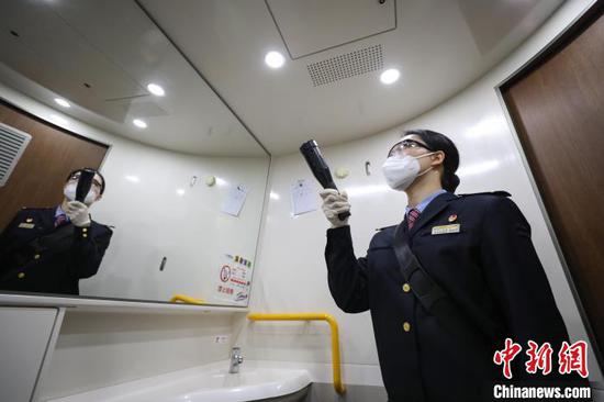 3月7日，赖倩月在检查动车组列车客服设备。　瞿宏伦 摄