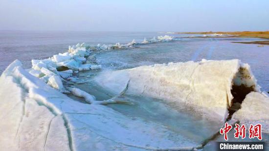 隨著氣溫不斷回升，博斯騰湖出現推冰奇觀，被推起的冰面形態各異，宛如一條條長龍?！↑S麗娟　攝