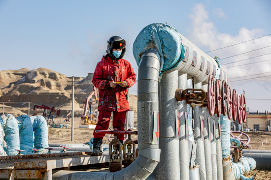 新疆油田员工检查管汇有无跑冒滴漏。