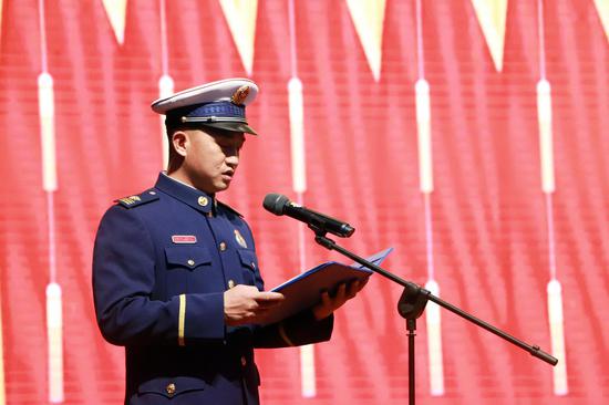 消防员张永堂代表晋升消防员做表态发言