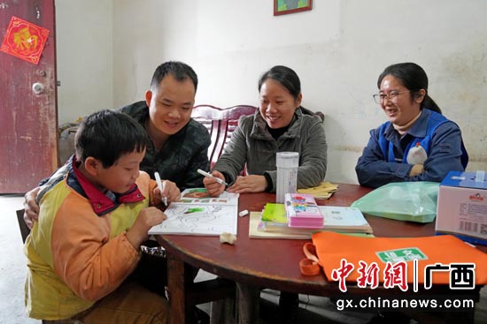 3月3日，梁桂芸（右一）和蒙山镇第一小学的老师一起，为吴盛春女儿带来新学期的新课本和水彩笔，把爱心课堂送上门。马华斌 摄