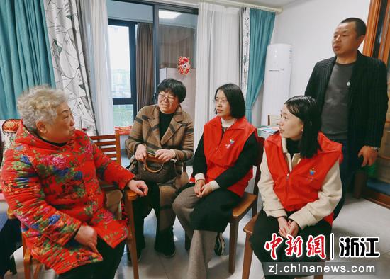 龙游县烟草专卖局女职工走访慰问老人。楼小露 摄
