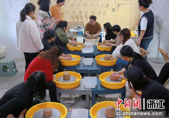 龙游县烟草专卖局女职工学习陶艺。楼小露 摄