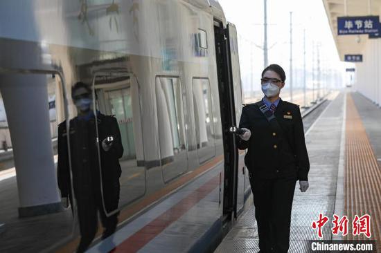 3月7日，赖倩月在毕节站站台巡查动车组列车。　瞿宏伦 摄