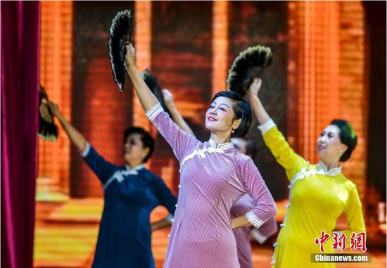 3月7日，乌鲁木齐市第四届模特大赛在该市文化馆举行，本次大赛在时装走秀之外，融入了情景表演、舞蹈展示等多种艺术表现形式。 中新社记者 刘新 摄