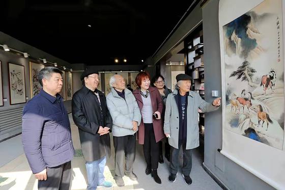 图为老画家纪振民、姬俊尧、王之海在画展现场点评作品。刘俊苍 摄