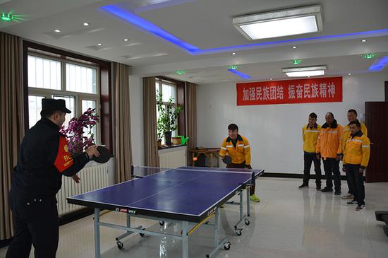 警民开展乒乓球友谊比赛。